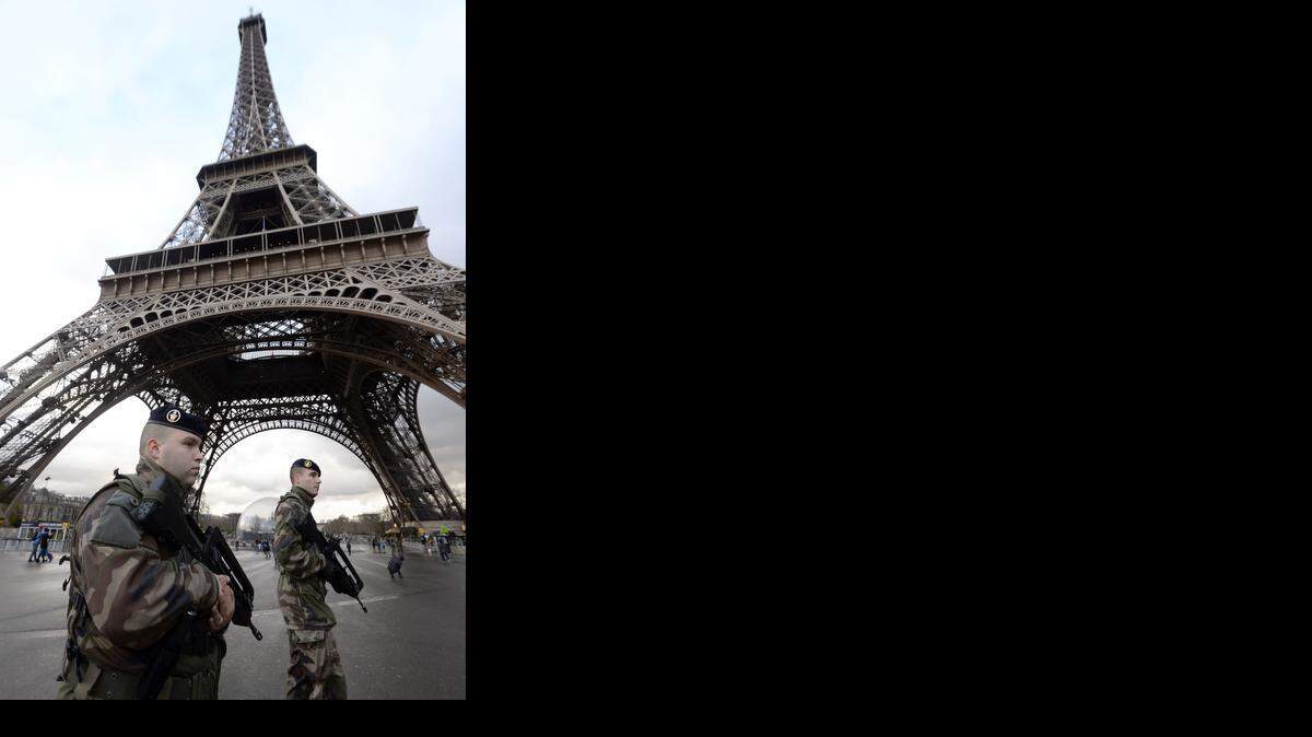 
En Francia, donde reinaba un ambiente tenso, fue enterrado en secreto en una tumba anónima Cherif Kouachi, uno de los dos yihadistas que atacaron la sede del semanario Charlie Hebdo la semana pasada.
