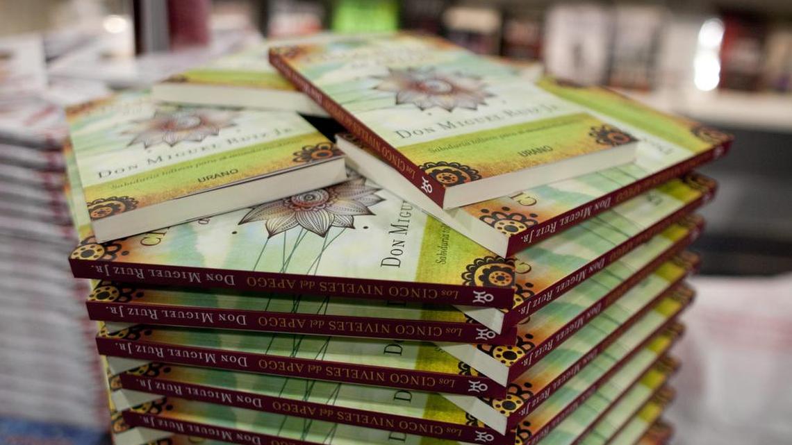 
Libros exhibidos el 15 de mayo de 2014 en la Feria del Libro en Español de Los Ángeles, LeáLA, que abrió las puertas de su cuarta edición con un mensaje a favor del bilingüismo y la importancia de fomentar el uso de este idioma en Estados Unidos especialmente entre los más jóvenes, que fueron los grandes protagonistas.
