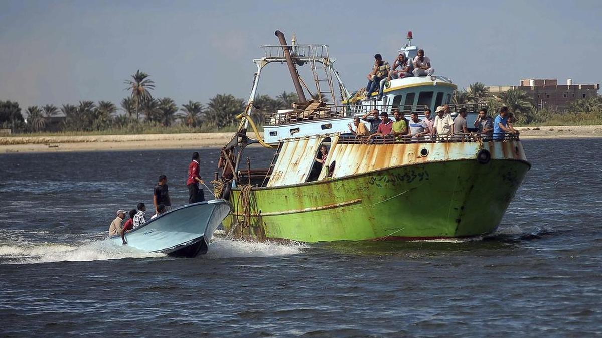 El barco que traslada a los equipos de rescate regresa al puerto de Rosetta, a unos 250 kilómetros al norte de El Cairo.