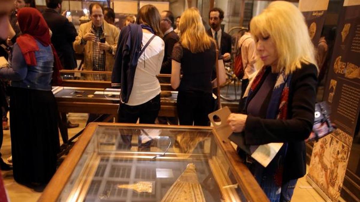 Varios visitantes observan piezas durante la inauguración de una exposición de piezas encontradas en la tumba del célebre faraón Tutankamón, que nunca antes habían sido mostradas al público y que han sido restauradas durante tres años en el marco de un proyecto egipcio-alemán, en El Cairo, Egipto, el 15 de noviembre del 2017.