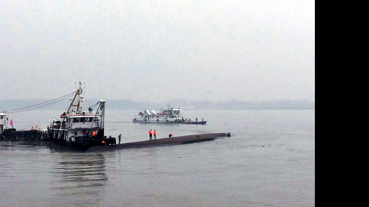
 Rescatistas buscan pasajeros tras el hundimiento de un barco turístico hoy, martes 2 de junio de 2015, en Jianli, provincia de Hubei (China). 
