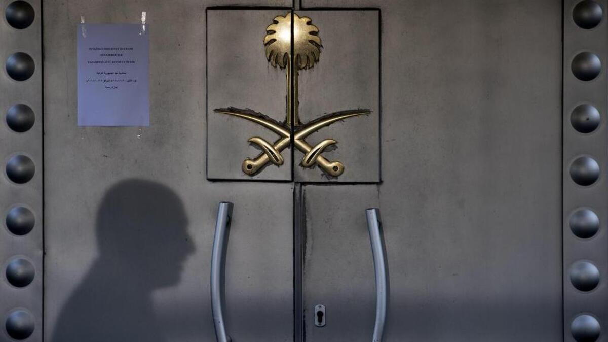 La sombra de un hombre ante a la entrada del consulado saudí en Estambul, Turquía, el 29 de octubre de 2018.