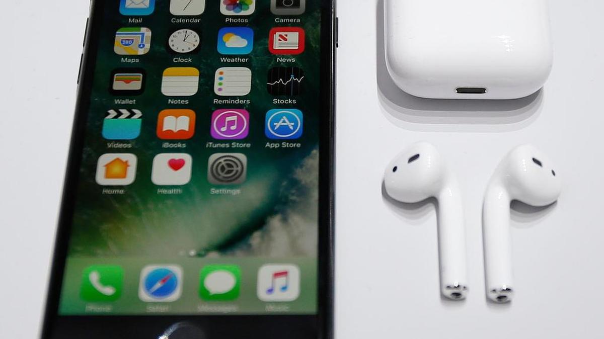 Vista del nuevo iPhone7 y los nuevos Apple AirPods.