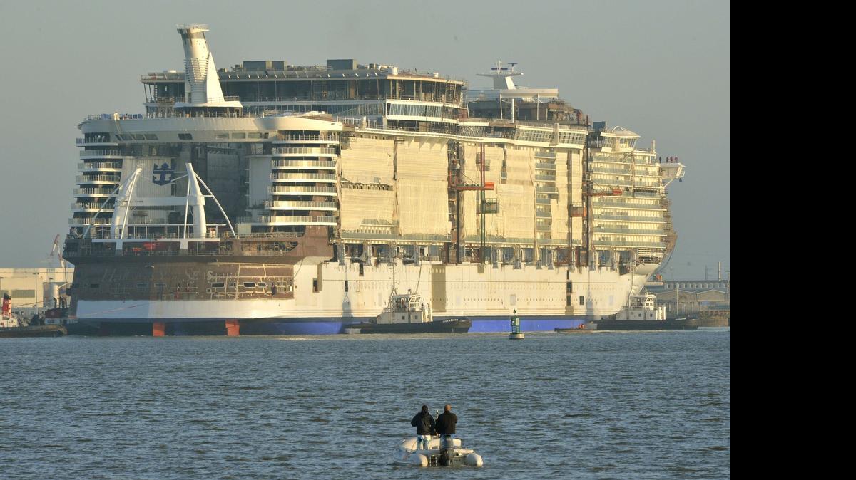 
El mayor buque de cruceros del mundo, el “Harmony of the Seas”, construido en Saint-Nazaire (oeste de Francia), fue botado el viernes, casi un año antes de que cubra su primera travesía, en mayo de 2016.
