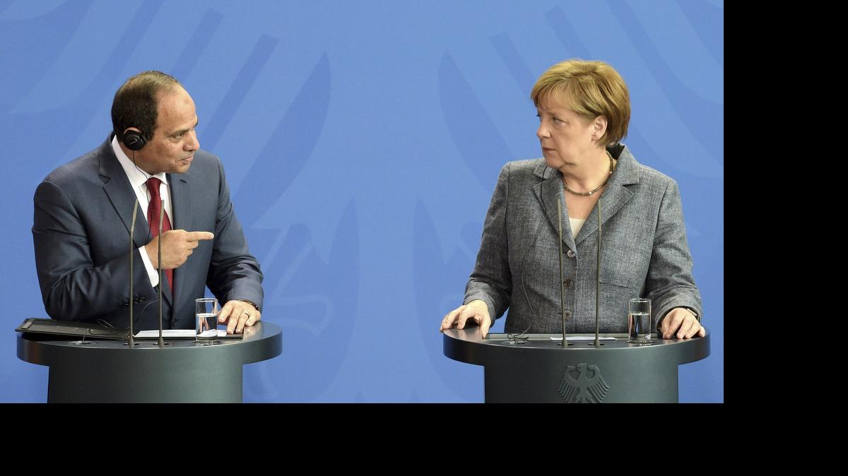 
El presidente egipcio, Abdelfatah al Sisi, defendió el miércoles la pena de muerte, aunque recordó que la que pesa sobre su antecesor Mohamed Mursi no es en firme, en una tumultuosa rueda de prensa junto a la canciller alemana, Angela Merkel.
