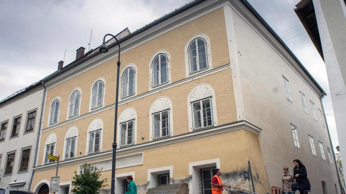 Esta foto de archivo tomada el 17 de abril de 2015 muestra una piedra conmemorativa fuera de la casa donde Adolf Hitler nació en Braunau Am Inn, Austria. La policía austríaca arrestó a un hombre el lunes 13 de febrero de 2017 después de que fue descubierto vagando por la ciudad natal disfrazado del dictador nazi.