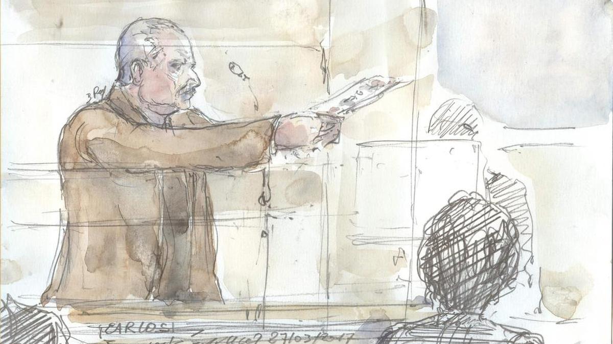 Este croquis creado en París el 27 de marzo de 2017 muestra al venezolano Ilich Ramírez Sánchez, alias Carlos, durante su juicio por un atentado mortal en París hace más de 40 años.