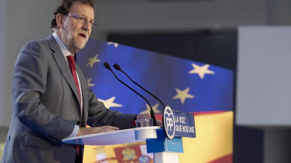 El presidente del Gobierno en funciones, Mariano Rajoy, durante su intervención en el mitin electoral que el PP ha celebrado hoy en Vitoria.