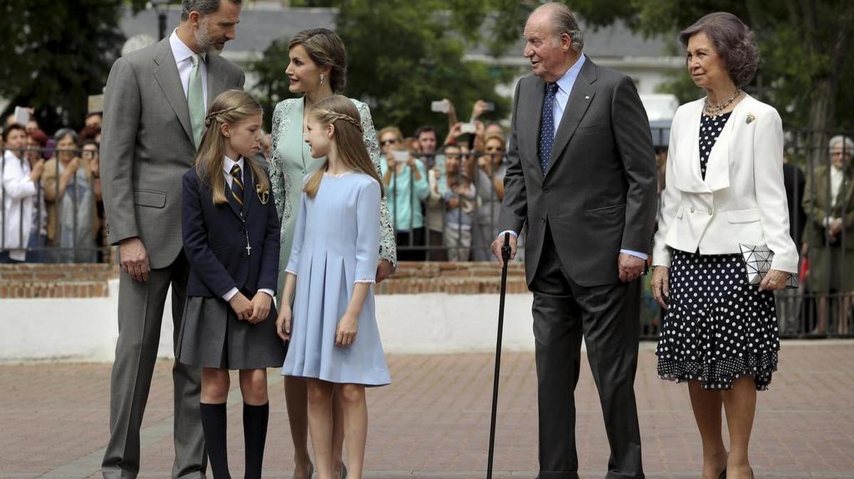 La infanta Sofía, junto a sus padres los Reyes Felipe y Letizia, su hermana, la Princesa Leonor, don Juan Carlos y doña Sofía, a su llegada el miércoles a la parroquia de la Asunción de Nuestra Señora, en el barrio madrileño de Aravaca, para tomar la primera comunión en una ceremonia colectiva junto a sus compañeros de curso en el colegio Santa María de los Rosales.