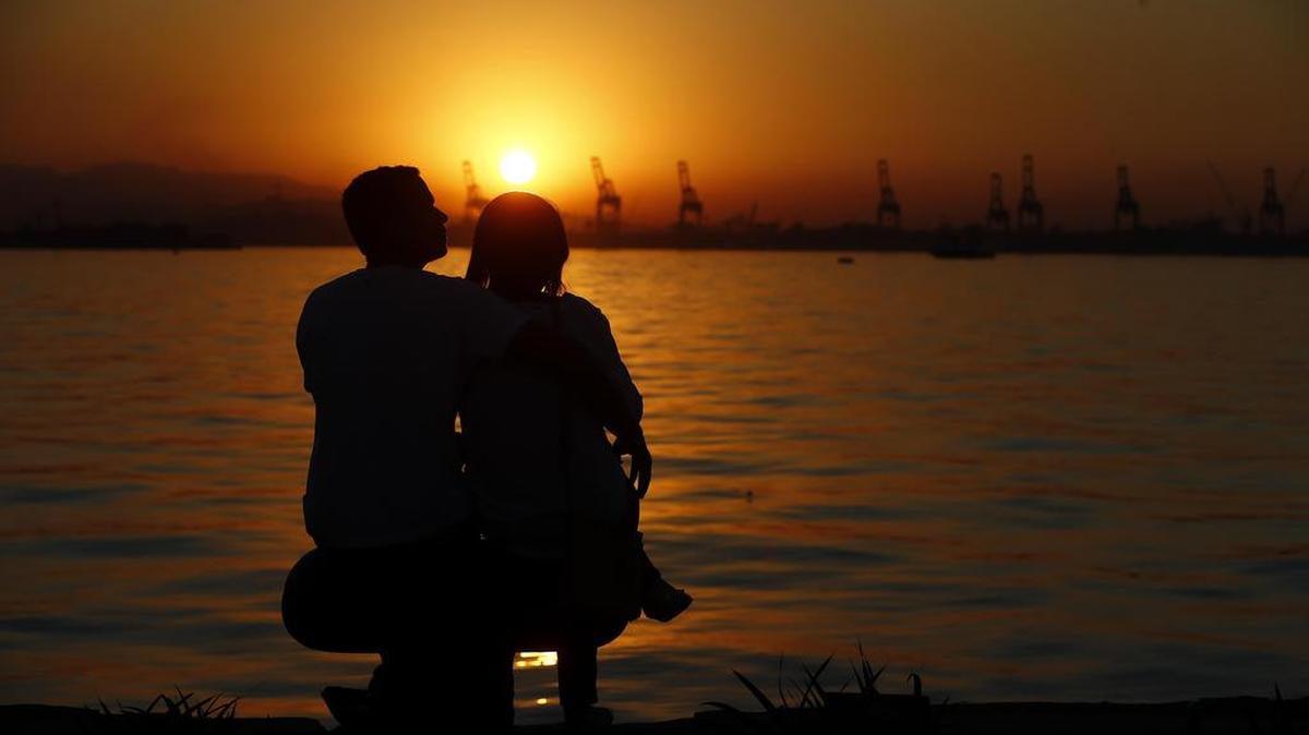 Una pareja mira el atardecer en la zona portuaria de la ciudad de Río de Janeiro (Brasil) el martes 12 de julio de 2016, en el Museo del Mañana.
