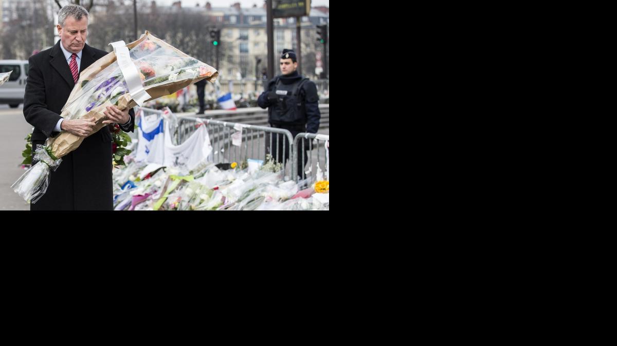 
El alcalde de Nueva York, Bill de Blasio, porta un ramo de flores durante su visita al supermercado ‘kosher’ de París en el que cuatro personas perdieron la vida el pasado 9 de enero tras ser tomados como rehenes por un terrorista, en París, el martes.


