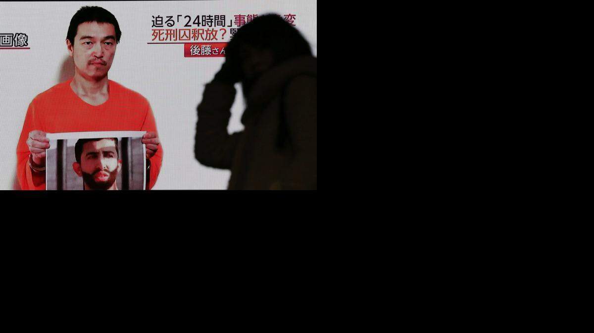 
El periodista japonés Kenji Goto, secuestrado (y ahora decapitado) por el EI, apareció en un video el 27 de enero sosteniendo una foto del piloto jordano Mu'ath al-Kaseasbeh, también secuestrado por los yihadistas.
