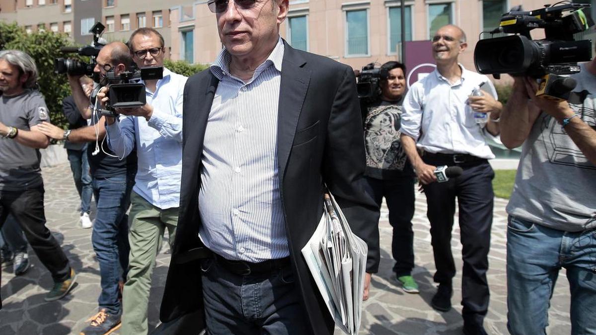Paolo Berlusconi, hermano del ex premier italiano Silvio Berlusconi, sale el martes del hospital de San Rafael en Roma.