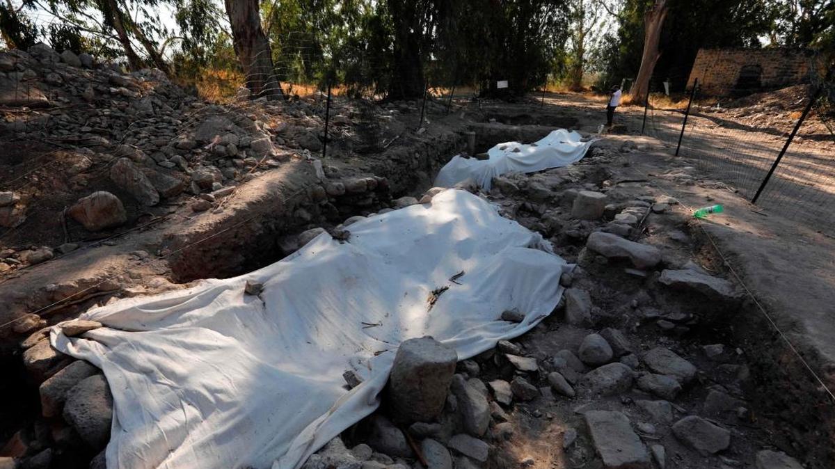 Una foto tomada el 6 de agosto de 2017, muestra a un hombre caminando junto a un sitio de excavación arqueológica, que se cree que es la ubicación de un pueblo bíblico que fue el hogar de San Pedro, cerca del mar de Galilea en el norte de Israel. Los arqueólogos israelíes y estadounidenses probablemente descubrieron la perdida ciudad romana de Julias, cerca de las orillas del lago, también conocido como Lago Tiberíades, dijo Mordechai Aviam, del Instituto Kinneret de Arqueología Galilea.