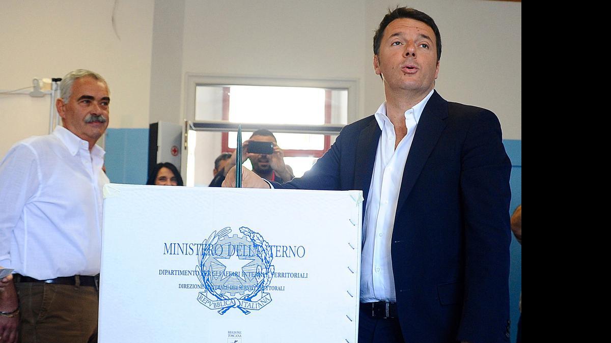 
El primer ministro italiano Matteo Renzi deposita su voto el domingo en la localidad de Pontassieve, cerca de Florence.
