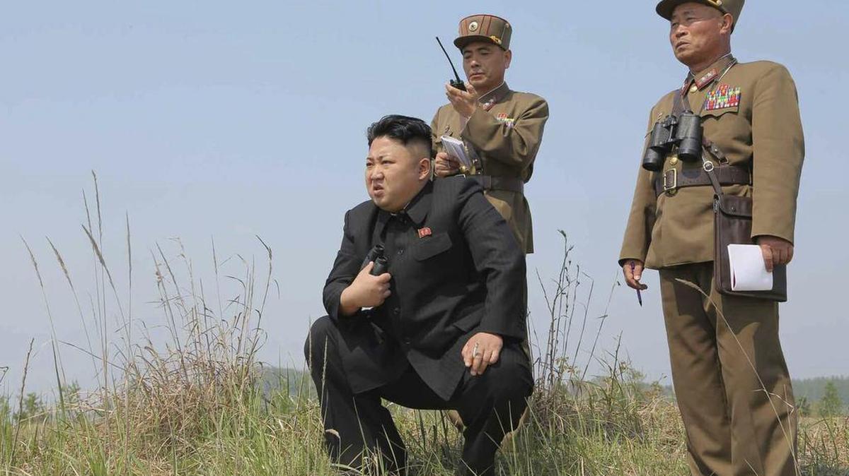 Fotografía de archivo sin fechar que muestra al líder norcoreano Kim Jong-un (i) mientras supervisa unas maniobras en Corea del Norte.