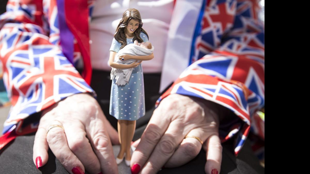 
Una mujer sostiene una figura de la duquesa de Cambridge Catalina en las inmediaciones del hospital de Saint Mary en Londres, Reino Unido el 21 de abril de 2015 donde varias personas esperaban ante el inminente nacimiento del segundo hijo de los duques de Cambridge, Guillermo y Catalina. 

