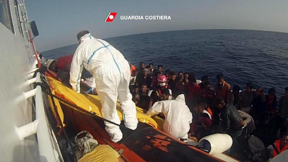 La Guardia Costera italiana junto a una embarcación con decenas de refugiados durante una operación de rescate el miércoles, cerca de Lampedusa.