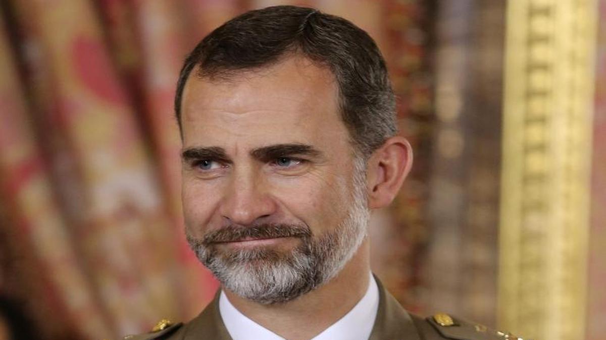 
El rey durante la recepción ofrecida a los militares en el Palacio Real con motivo del Día de las Fuerzas Armadas, con unos 250 invitados. Felipe VI ha trasladado a las Fuerzas Armadas el sentimiento de "gratitud" de todos los ciudadanos por la labor que desempeñan, y ha dedicado palabras de recuerdo a todos los soldados españoles destacados en misiones de paz en el exterior. 
