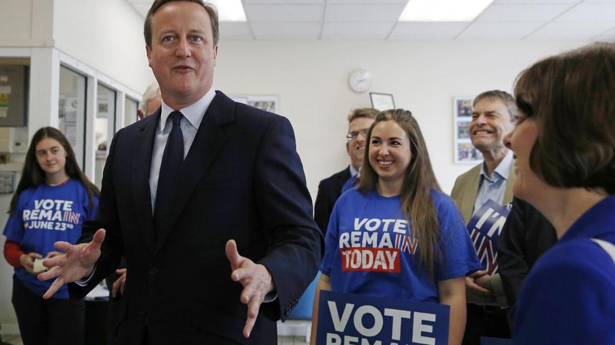 El premier británico, David Cameron, habla el martes en un recorrido de campaña por el sur de Londres.