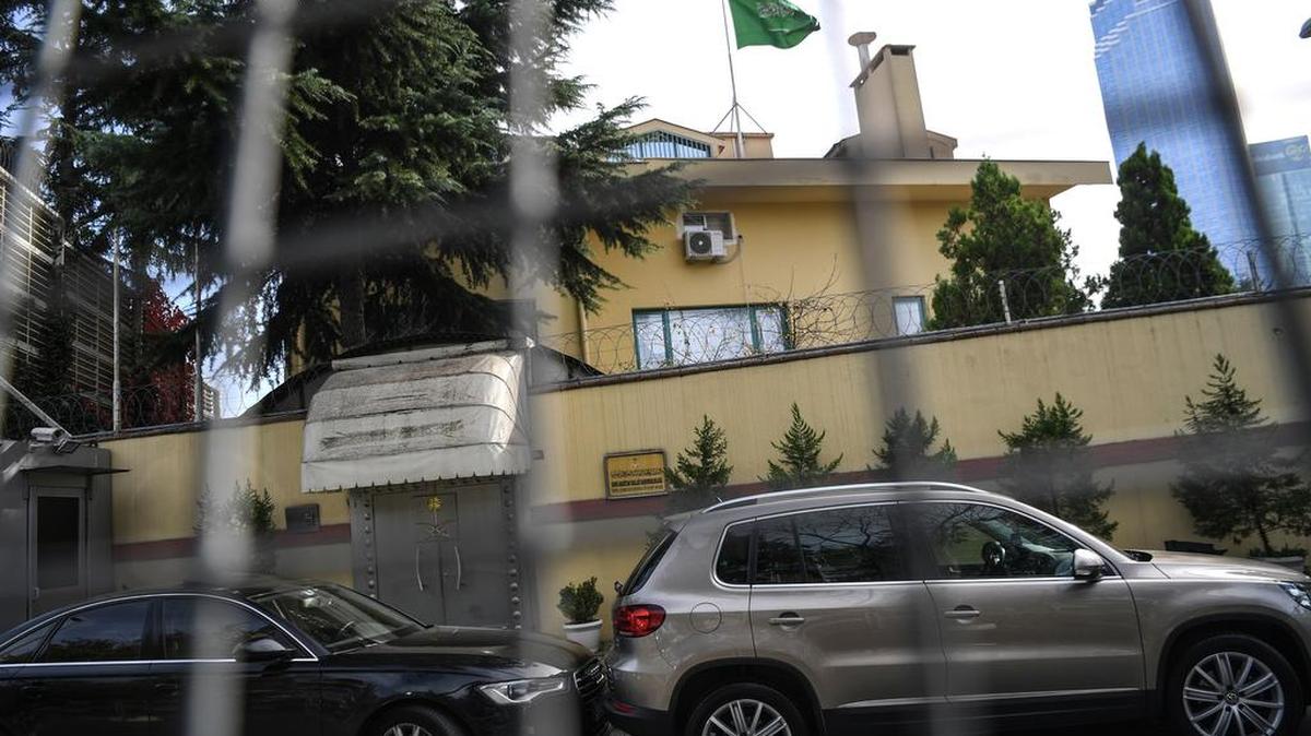La bandera de Arabia Saudita ondea en la parte superior del consulado mientras los vehículos diplomáticos esperan fuera del consulado de Arabia Saudita el 1 de noviembre de 2018 en Estambul.