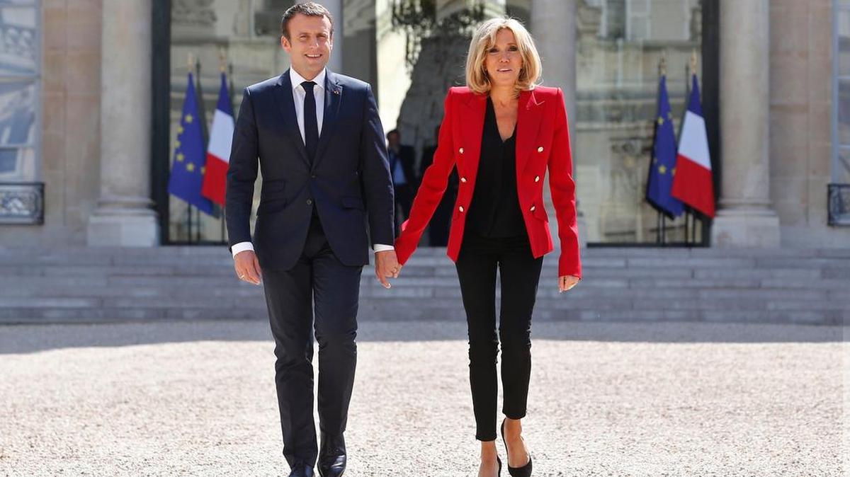 El presidente de Francia, Emmanuel Macron y su esposa Brigitte Macron en el Palacio del Elíseo en París.
