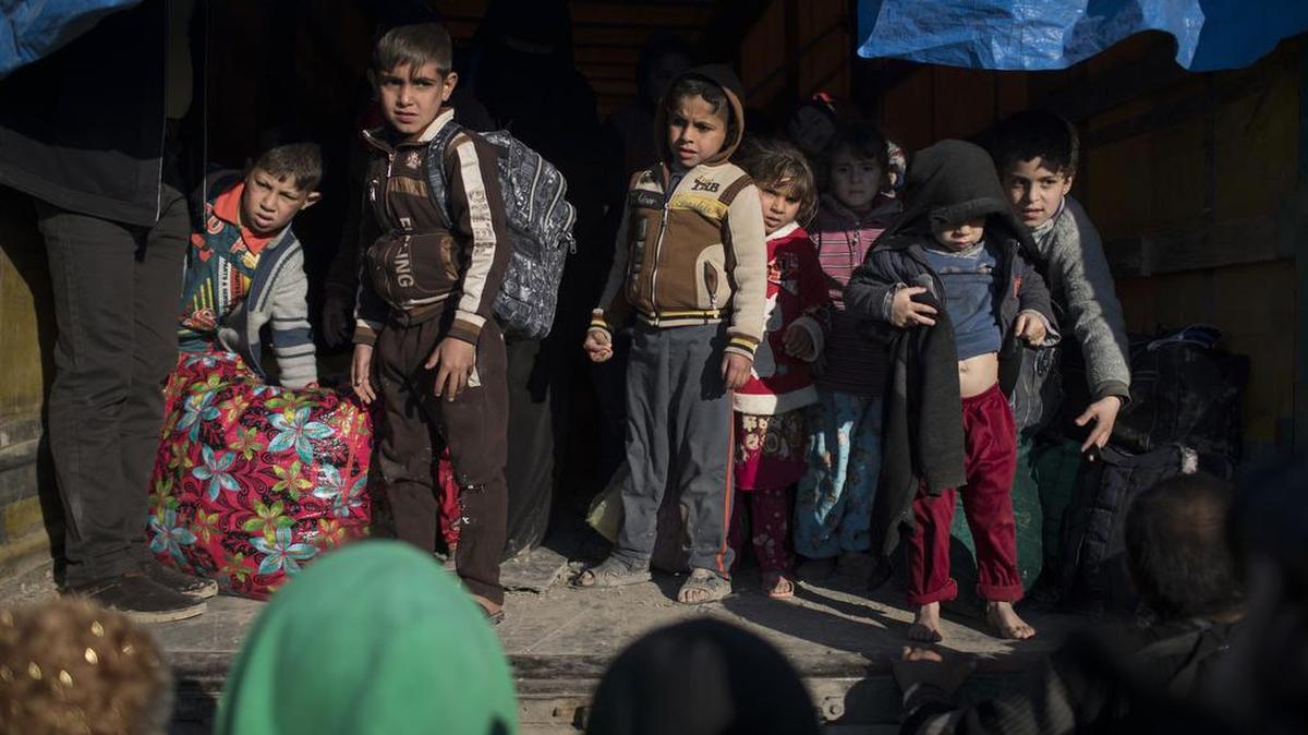 Niños iraquíes desplazados de las zonas de combate en Mosul son llevados a un campo de refugiados en la zona liberada por el ejército iraquí.