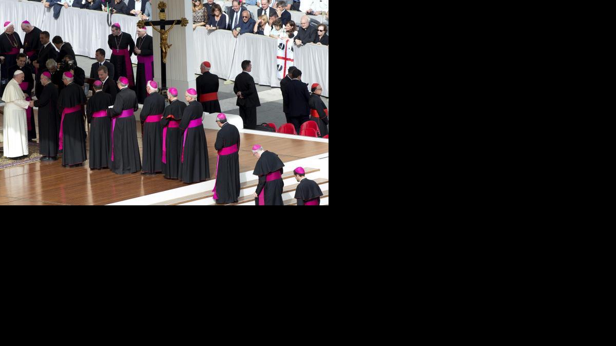 
El papa Francisco (izq) saluda a cardenales y obispos.
