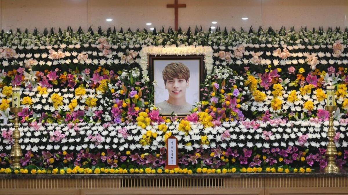 El retrato de Kim Jong-Hyun, cantante de la popular banda K-pop SHINee, se observa el 19 de diciembre de 2017 en un altar de luto en un hospital en Seúl.