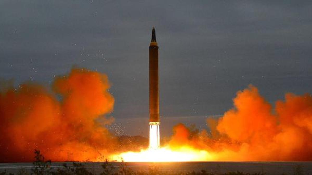Fotografía cedida por la Agencia Norcoreana Central de Noticias (KCNA), que muestra el supuesto lanzamiento de un misil estratégico balístico de alcance intermedio, durante un simulacro en una locación desconocida de Corea del Norte en la madrugada del 29 de agosto de 2017.