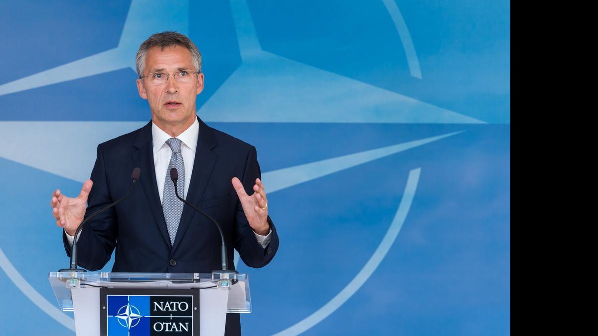 
El Secretario general de la OTAN, Jens Stoltenberg, declaró en una rueda de prensa al término de la reunión que “la Alianza está ayudando a países afectados por el terrorismo a defenderse a sí mismos”. 
