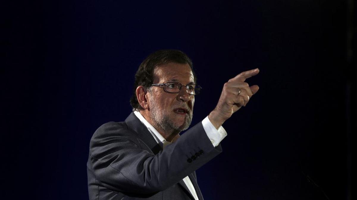 El presidente del Gobierno en funciones y líder del PP, Mariano Rajoy, durante su intervención en el acto de presentación del programa electoral del PP, celebrado hoy en Barcelona, donde ha defendido que todas las promesas de su programa electoral son medidas sensatas y posibles de hacer, y ha señalado que él nunca prometerá "conejos para chisteras deslucidas" ni "nada que no sea serio".