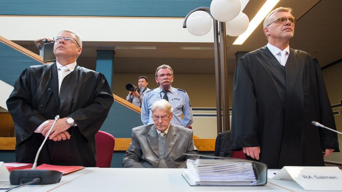 Reinhold Hanning, ex sargento de la SS de 94 años que fungió como guardia en Auschwitz, durante su juicio en la ciudad alemana de Detmold.