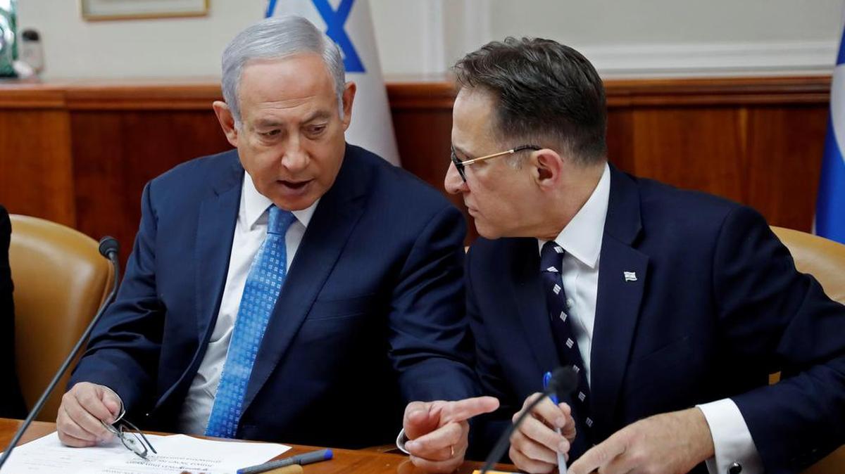 El primer ministro israelí, Benjamin Netanyahu (i), asiste al Consejo de Ministros en Jerusalén el 12 de septiembre de 2018.