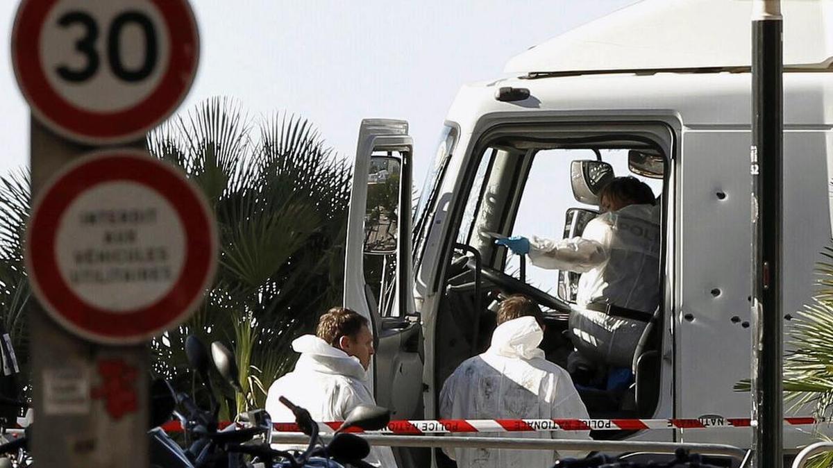 Investigadores de la policia en la cabina del camión que anoche arrolló a una multitud que presenciaba los fuegos artificiales de la fiesta nacional del 14 de Julio en Niza, causando la muerte de al menos 84 personas.