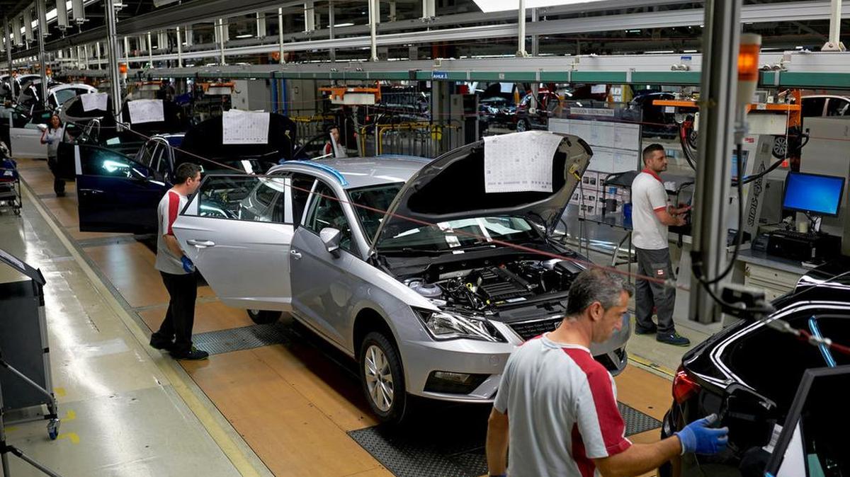 Trabajadores en la línea de producción de una fábrica automotriz de SEAT