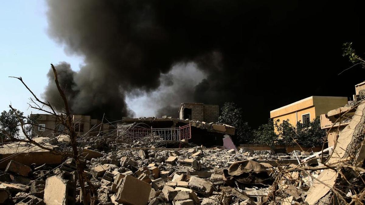 De acuerdo con responsables iraquíes, el ataque mató a 21 combatientes de tribus sunitas aliadas a las fuerzas gubernamentales iraquíes cerca de Mosul.