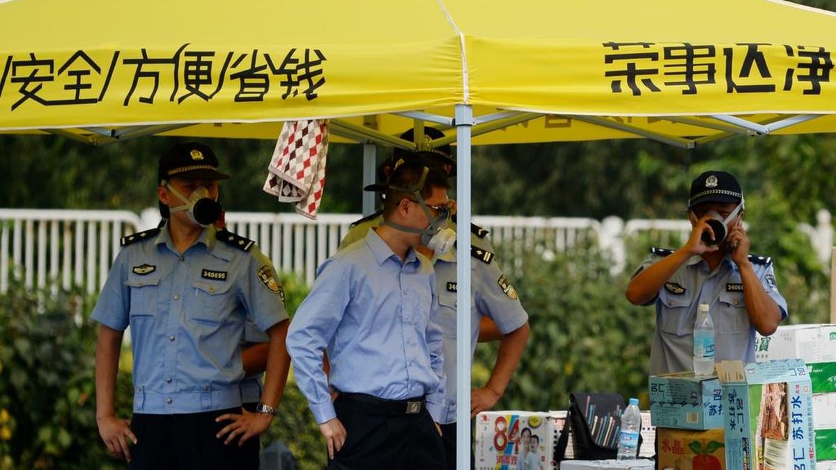 
Agentes policiales en un punto de chequeo el domingo luego de las explosiones en Tianjin.


