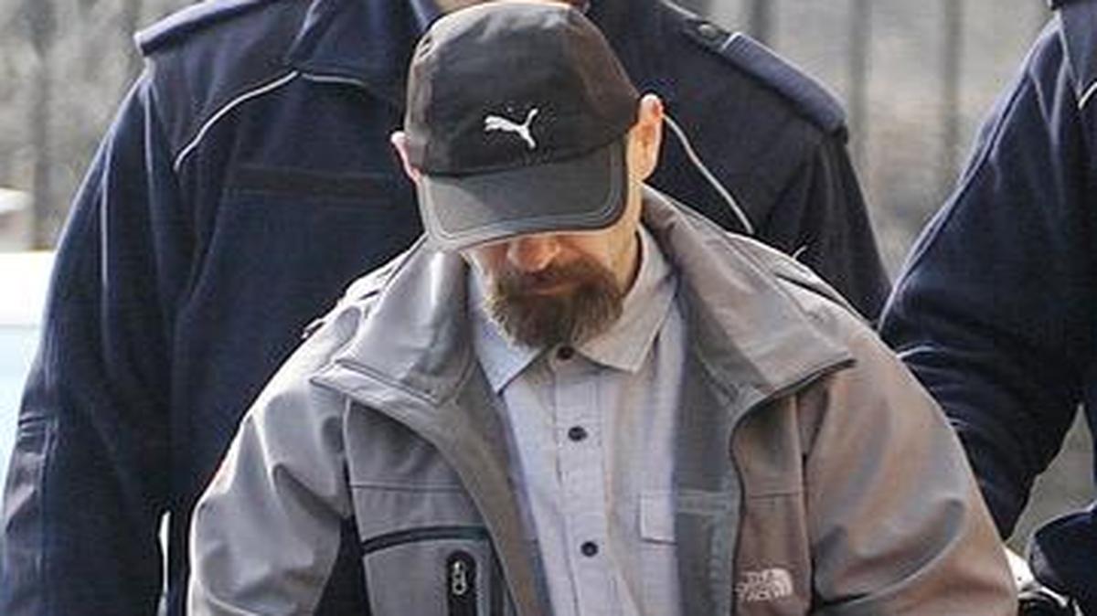 
El ex sacerdote Wojciech Gil, acusado de abusar de menores en República Dominicana, llega a un tribunal en Wolomin, cerca de Varsovia, Polonia, el miércoles 25 de marzo. 
