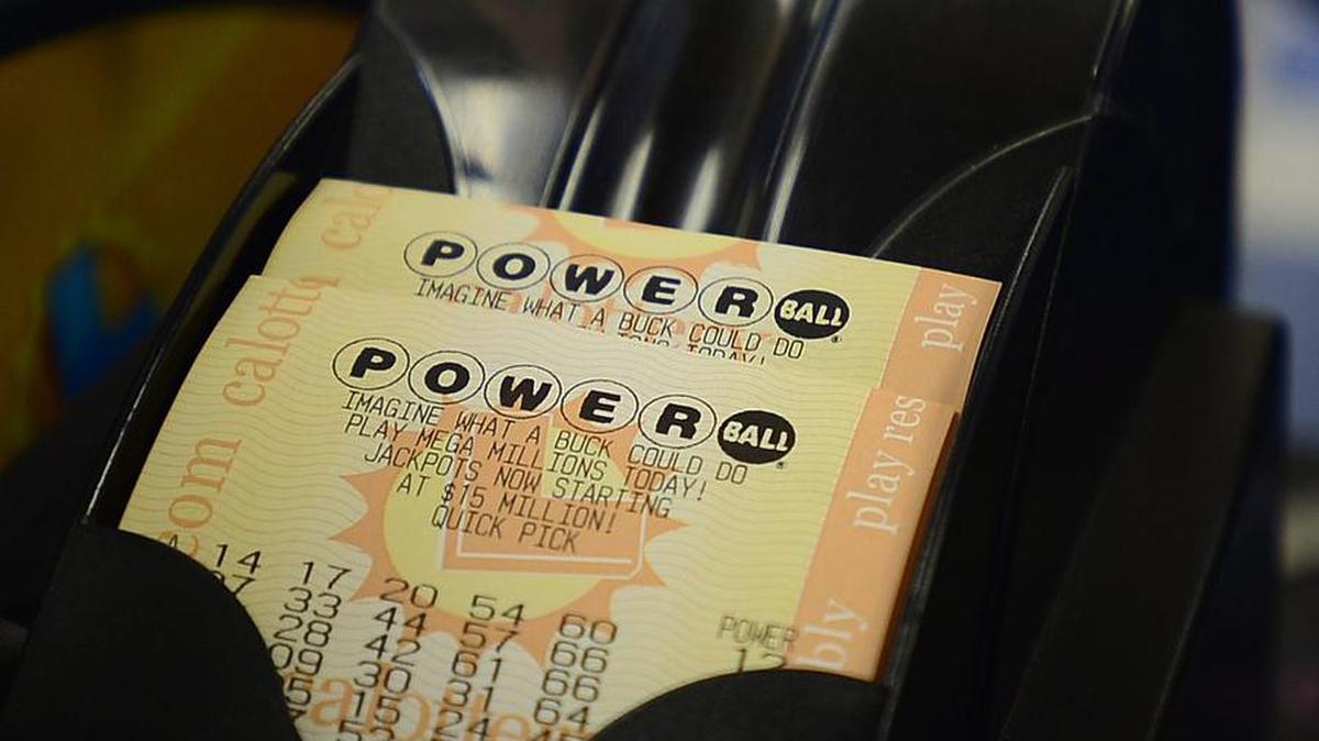 Fotografía de un boleto de la lotería Powerball en la licorera Bluebird este martes 12 de enero de 2015, en Hawthorne (Ca. EE.UU.).