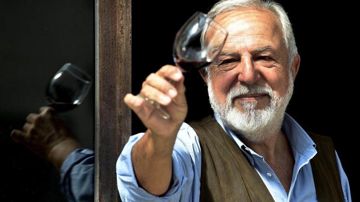 Marco Mazzoni, propietario de la pequeña finca Corte di Valle fuera de Greve in Chianti, prueba el vino el 19 de septiembre de 2016.