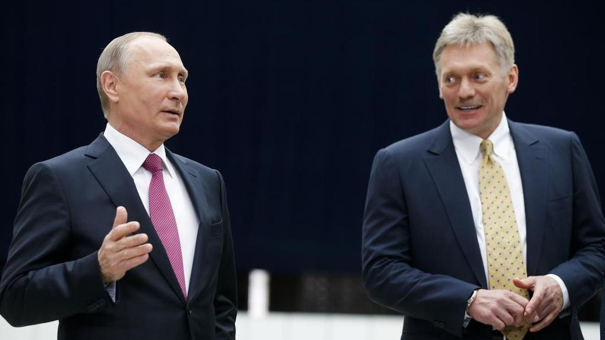 El presidente ruso Vladimir Putin y el portavoz del Kremlin, Dmitry Peskov, hablan con los medios de comunicación el 15 de junio de 2017 en Moscú.