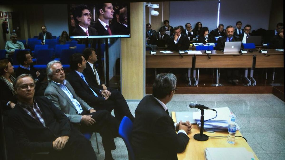 El ex socio de iñaki Urdangarin, Diego Torres, continúa, por cuarto día consecutivo, su interrogatorio ante la sección primera de la Audiencia de Palma como acusado en el juicio del caso Nóos, tras lo que previsiblemente declarará el propio Urdangarin.