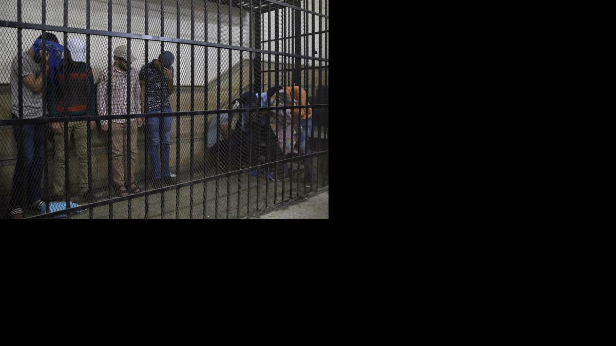 
Hombres condenados a tres años de cárcel en Egipto, por ‘incitar al libertinaje’ al aparecer en un video que mostró una boda de dos personas del mismo sexo. 
