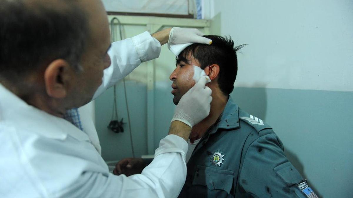 Un soldado herido recibe atención médica en un hospital tras dos explosiones ocurridas en un barrio chií de Kabul (Afganistán), el 5 de septiembre de 2018.