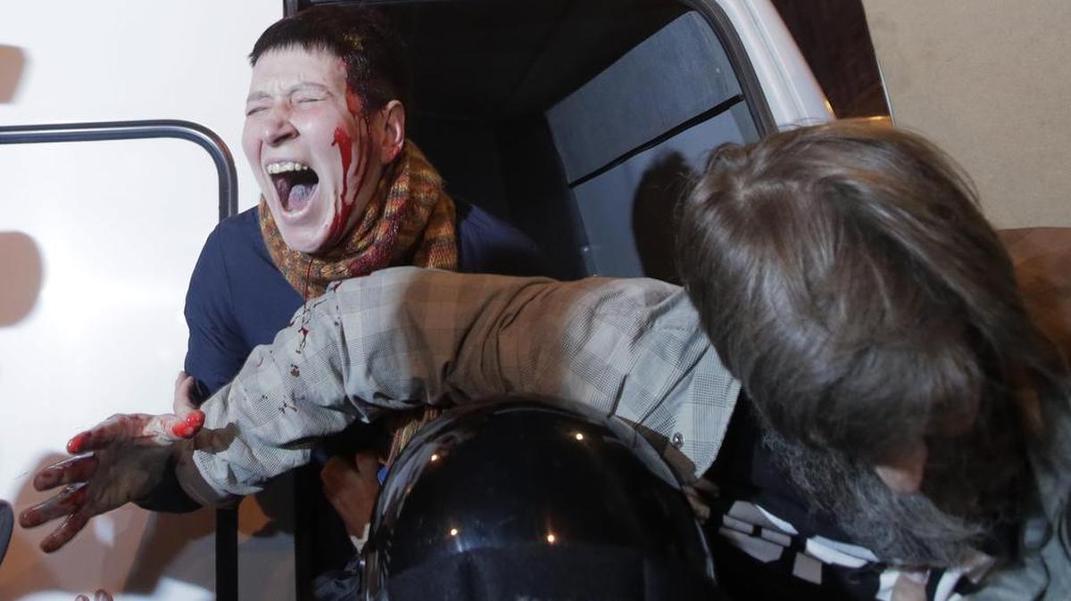 Agentes de policía detienen a manifestantes durante una protesta contra el presidente Vladimir Putin en el día de su cumpleaños, el sábado en San Petersburgo, Rusia.