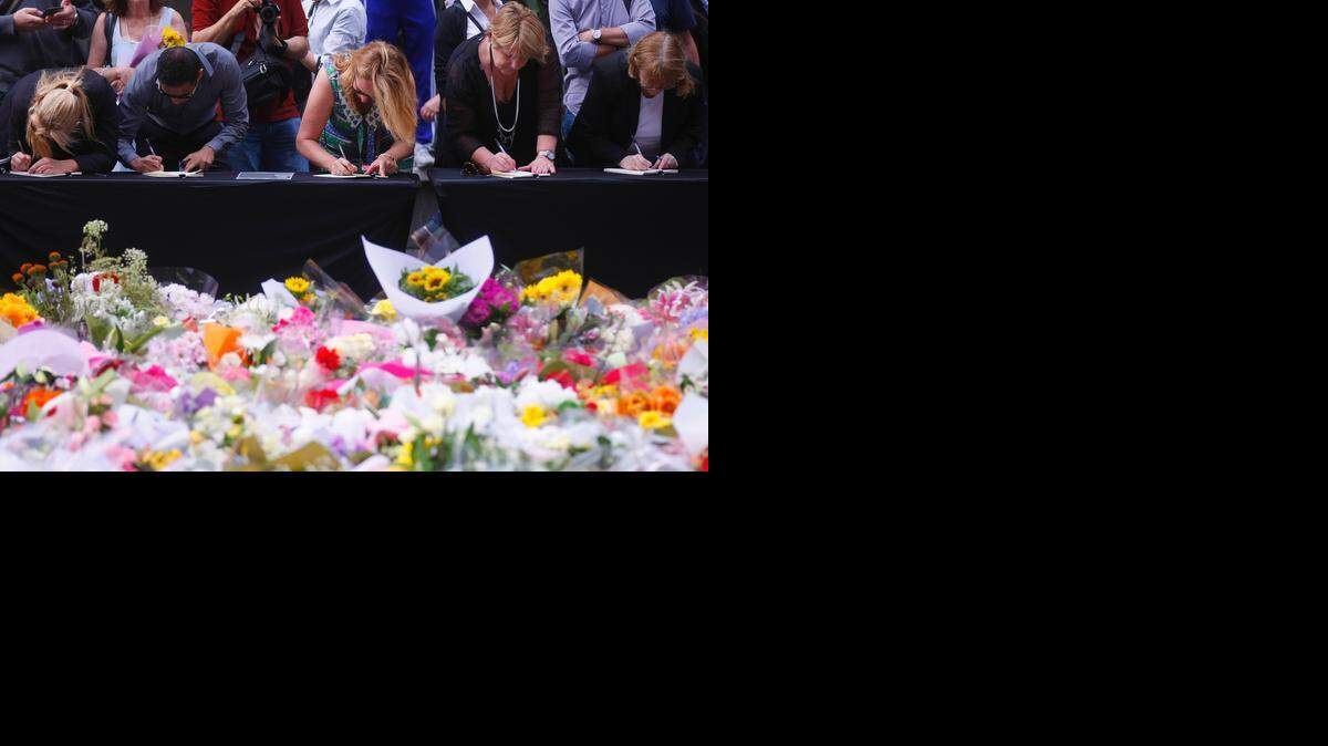 
Dolor e ira se mezclaron el martes en Sidney, donde miles de personas acudieron a enviar mensajes de condolencias a las familias de los fallecidos.



