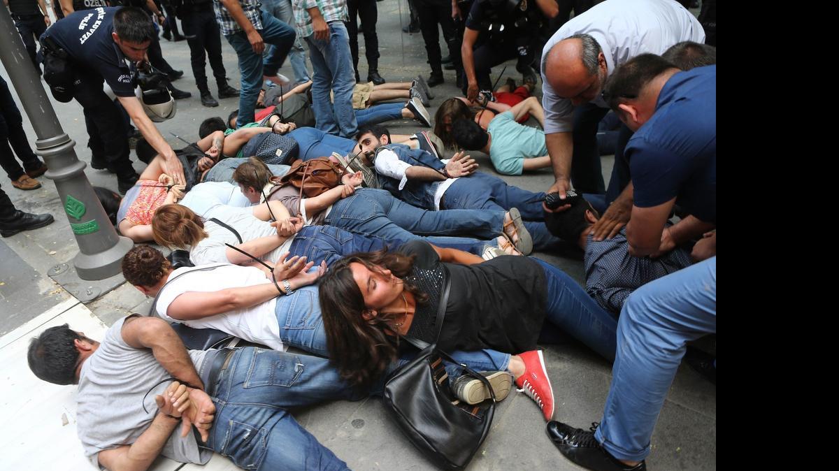 
Por segundo día consecutivo, la policía antiterrorista turca realizó decenas de detenciones de presuntos militantes del grupo EI y del PKK en varias ciudades. 
