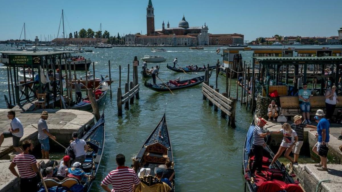 Un grupo de turistas que abordaban góndolas frente al puente de la Paja en Venecia