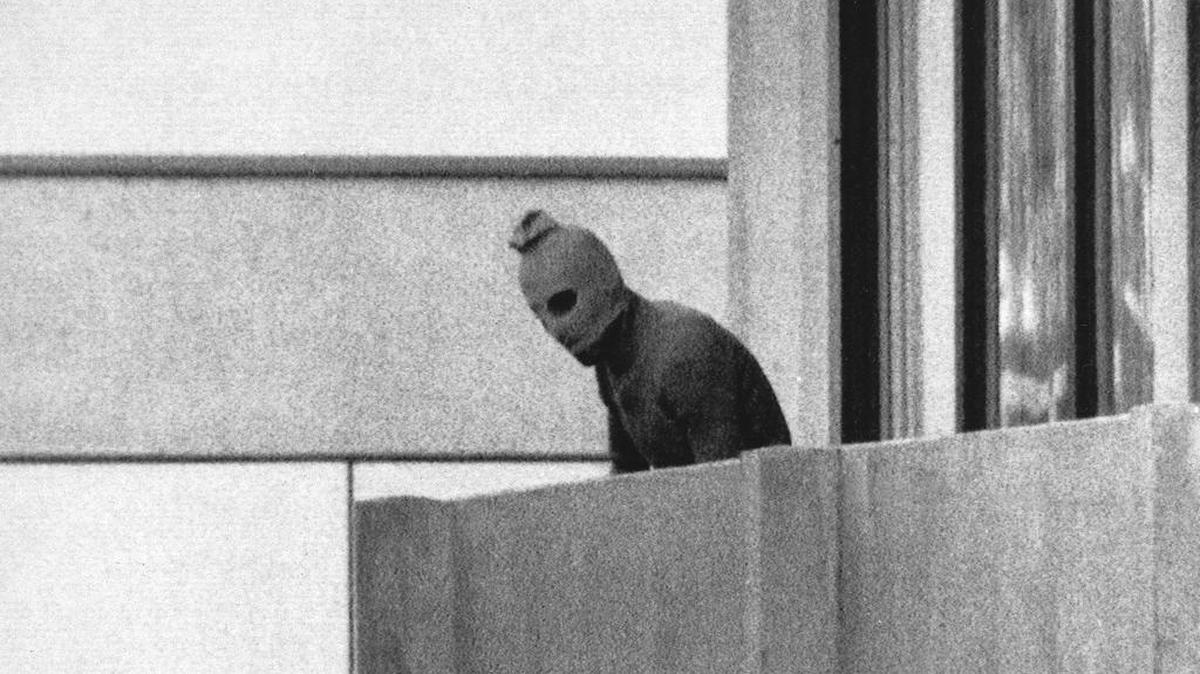 Un comando palestino secuestra a miembros del equipo olímpico de Israel durante los Juegos Olímpicos de Munich (Alemania). En la operación de rescate en la villa olímpica murieron dos rehenes y dos días después en el operativo para impedir la huida en helicóptero del comando fallecieron otros 9 rehenes, el piloto, 5 terroristas y un agente.